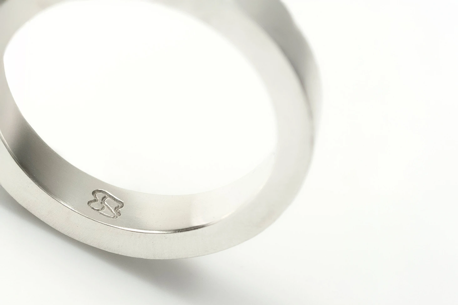 Groen and Boothman logo stamped in silver ring