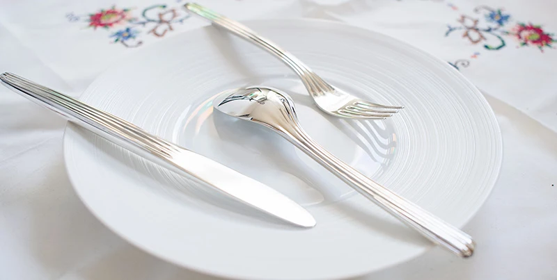 Fumi cutlery set with decorated plate, integrating product decoration inspired by food