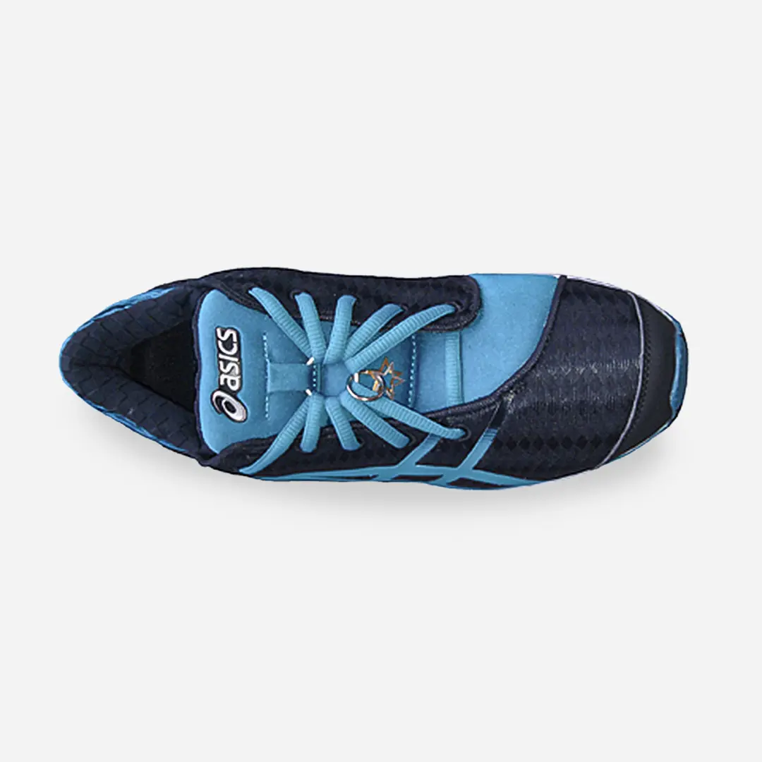 ASICS AYAMi Courage shoe with asymmetrical lacing concept